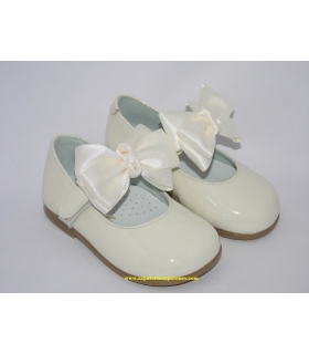Mercedita charol beige con lazo de raso 