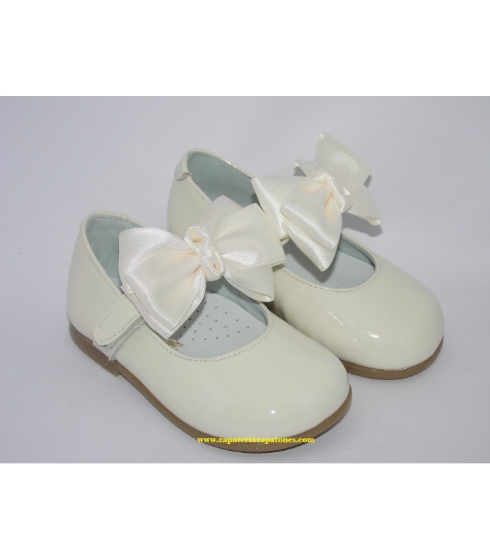 Mercedita charol beige con lazo de raso 