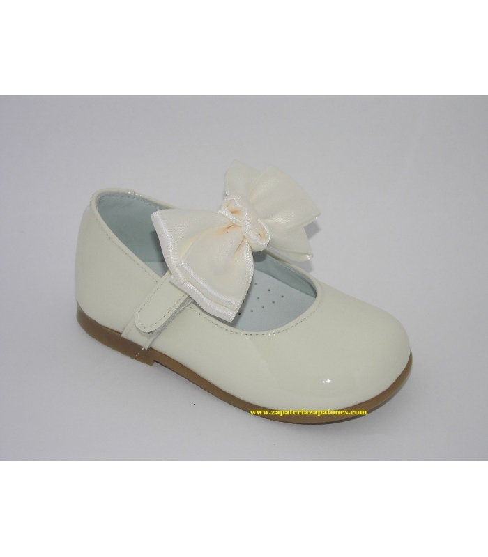 Mercedita charol beige con lazo de raso 
