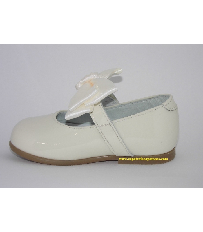 Mercedita charol beige con lazo de raso 