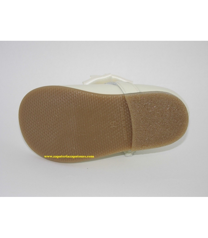 Mercedita charol beige con lazo de raso 