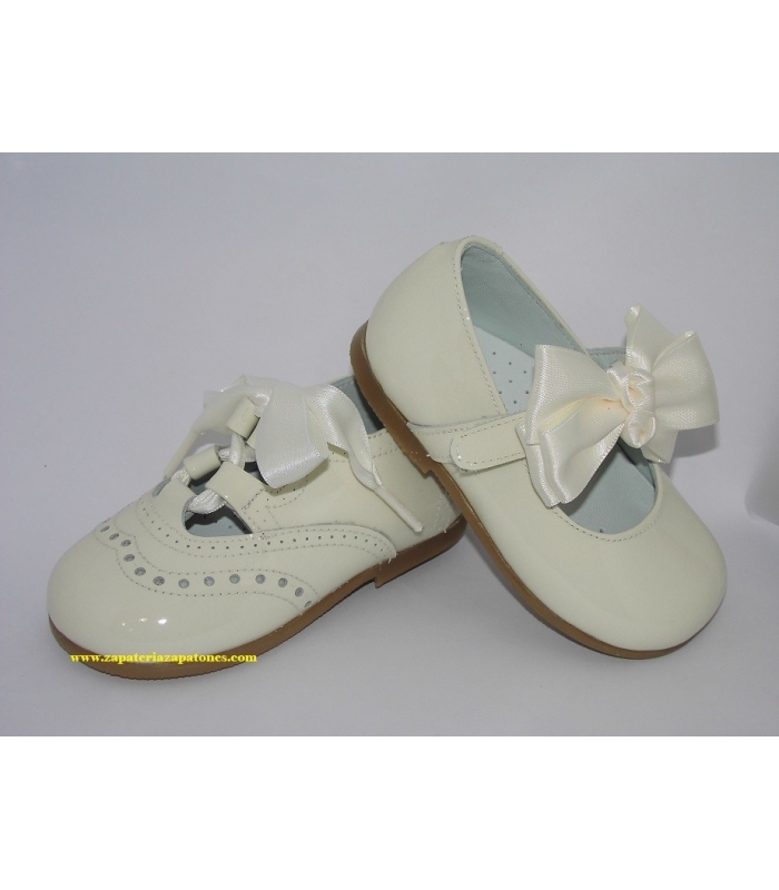 Mercedita charol beige con lazo de raso 
