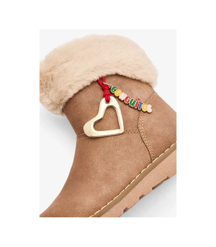 Botas marrones con pelo y adorno Conguitos